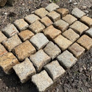 Historyczna kostka granitowa 7x9 cm – szaro-żółta, ok. 200 lat