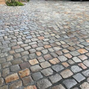 Historyczna kostka granitowa szaro-żółta 18 x 18–27 x 8–10 cm – ok. 200 lat