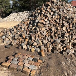 Historyczna kostka granitowa Herbstlaub 15 x 15 x 15–25 cm – ok. 200 lat