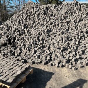 Historyczna kostka granitowa 9x11 cm – ok. 200 lat