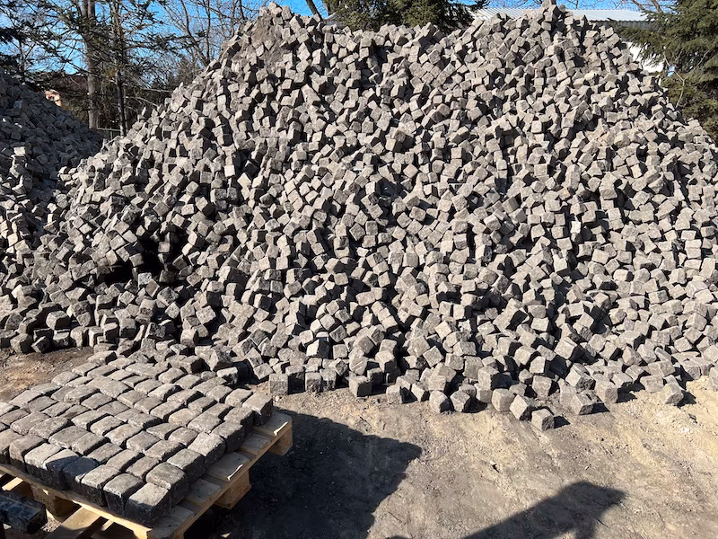 Historyczna kostka granitowa 9x11 cm – ok. 200 lat