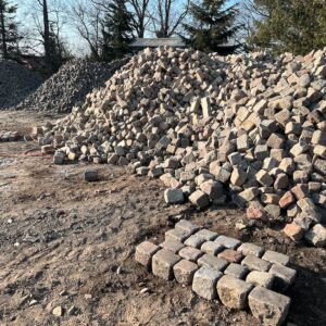 Historyczna kostka granitowa 18×18-27 cm – ok. 200 lat