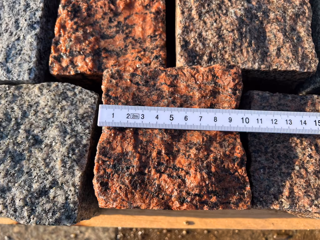 Nowa kostka granitowa 10x10x10 cm – kolorowa, łupana i częściowo cięta - obrazek 2