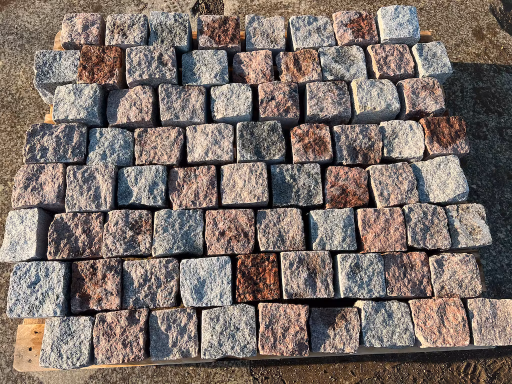 Nowa kostka granitowa 10x10x10 cm – kolorowa, łupana i częściowo cięta - obrazek 9