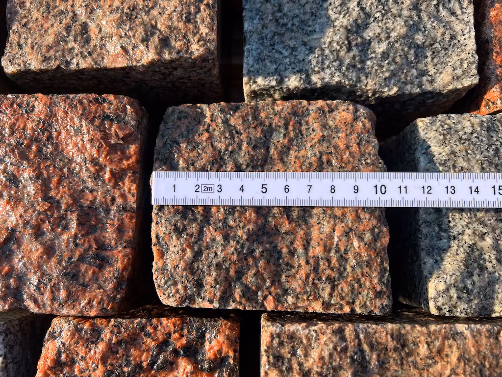 Nowa kostka granitowa 10x10x10 cm – kolorowa, łupana i częściowo cięta - obrazek 6