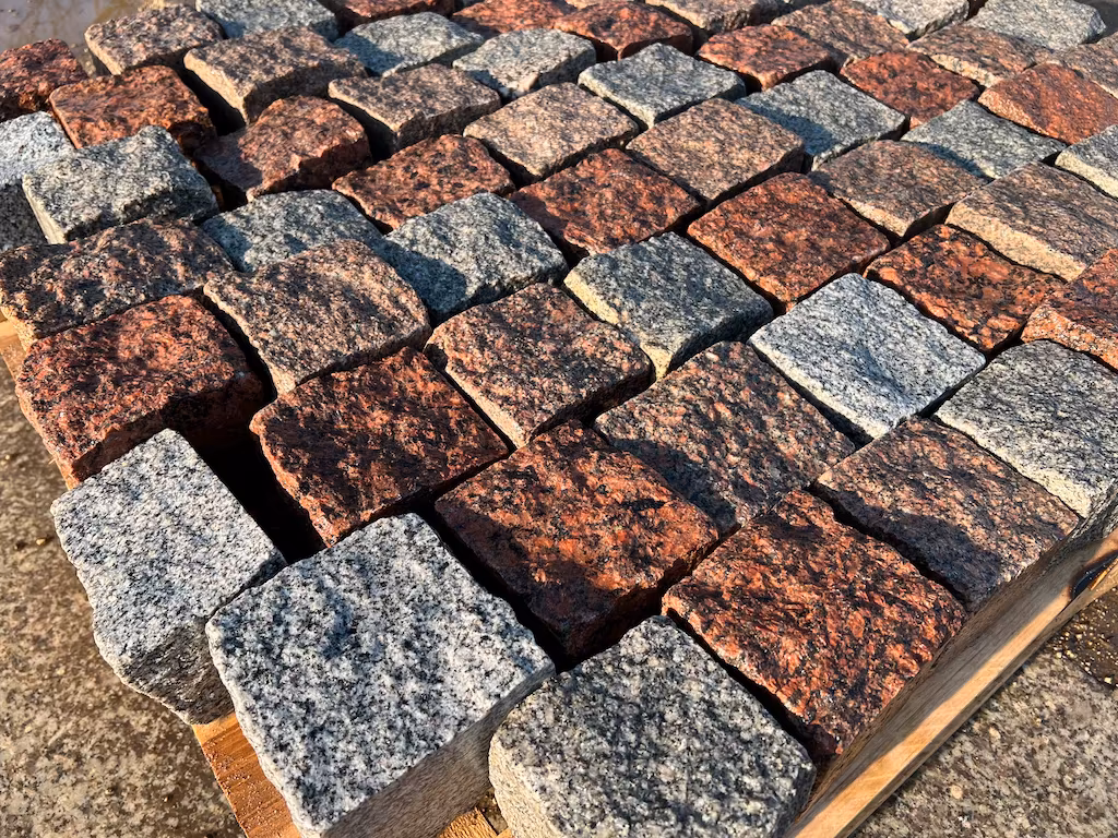 Nowa kostka granitowa 10x10x10 cm – kolorowa, łupana i częściowo cięta - obrazek 15