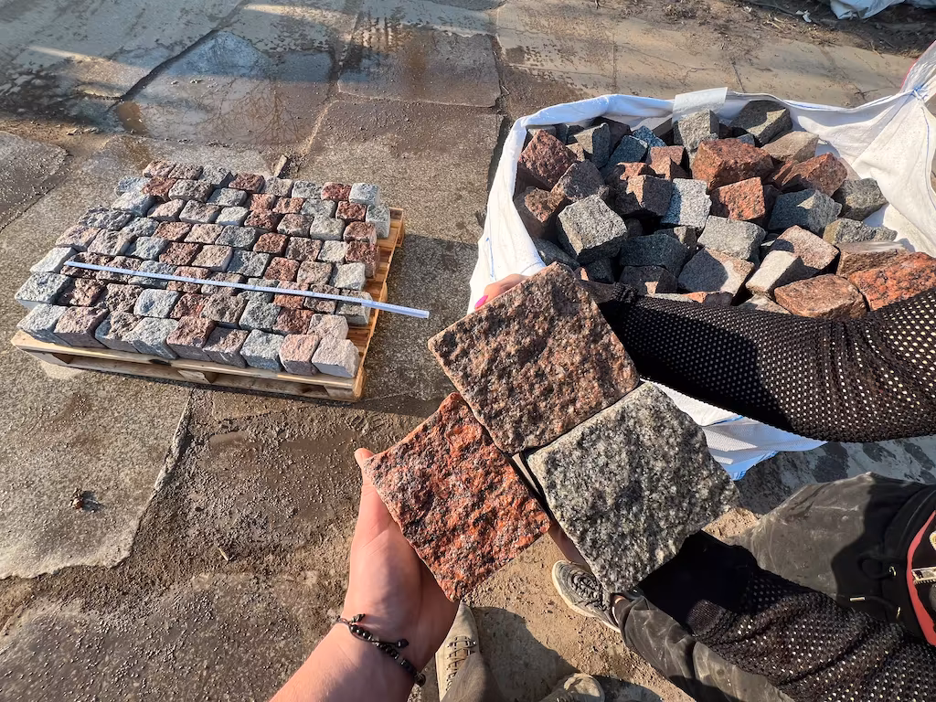 Nowa kostka granitowa 10x10x10 cm – kolorowa, łupana i częściowo cięta - obrazek 17
