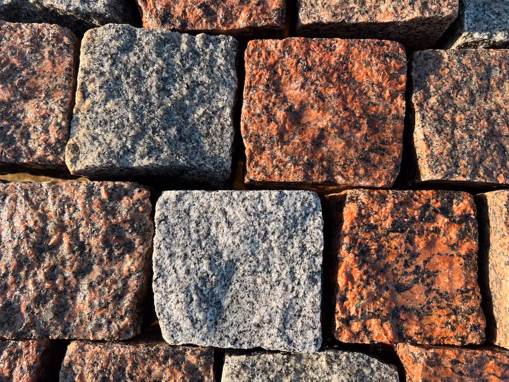 Nowa kostka granitowa 10x10x10 cm – kolorowa, łupana i częściowo cięta - obrazek 19