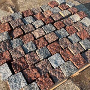 Nowa kostka granitowa 10x10x10 cm – kolorowa, łupana i częściowo cięta