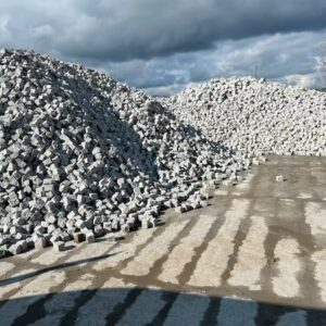 KOSTKA GRANITOWA SZARA – SUROWO ŁUPANA