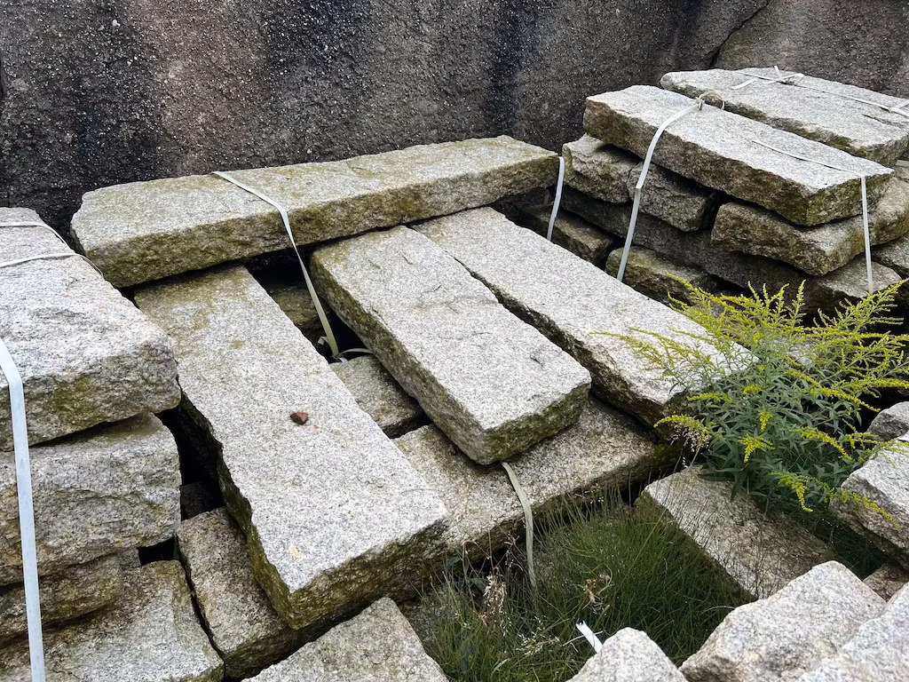 Historyczne krawężniki granitowe – masywne, surowo ciosane - obrazek 11