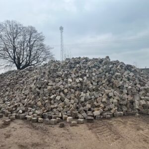 Antyczna kostka granitowa 15×20 cm – granit szaro-żółty, drobnoziarnisty, ręcznie łupany