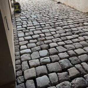 Historyczna kostka granitowa 15×20×8–10 cm – granit szaro-żółty