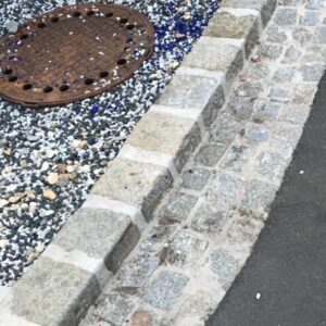 Historyczna kostka granitowa rzędowa 16x16-25 cm – obrzeża