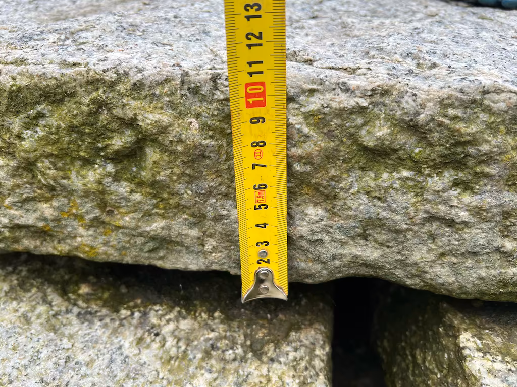 Historyczne krawężniki granitowe – masywne, surowo ciosane - obrazek 16