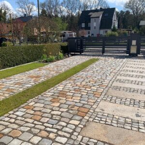 Antyczna kostka granitowa 18×18 cm – granit szaro-żółty, ręcznie łupany