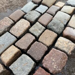 Antyczna kostka granitowa kolorowa – format ok. 18 × 20 × 8–10 cm