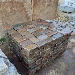 Antyczna kostka granitowa rzędowa 15×20 cm – granit kolorowy, cięta na wysokość 6–8 cm