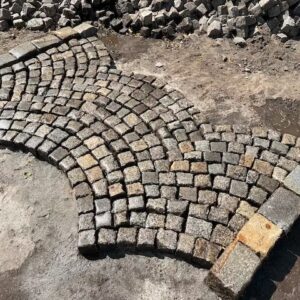 Antyczna kostka granitowa szaro-żółta – format ok. 9 × 11 cm