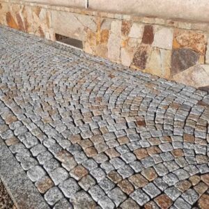 Kostka Granitowa Otaczana Postarzana 9×11 cm – szaro-żółto-rdzawa