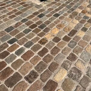 Antyczna kostka granitowa kolorowa – format ok. 15 × 17 × 3–5 cm