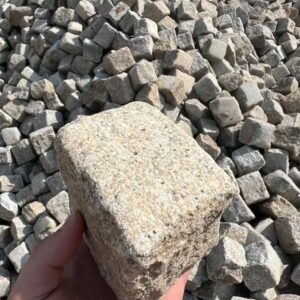 Antyczna kostka granitowa szaro-żółta – format ok. 7 × 9 cm