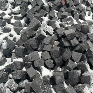 KOSTKA GRANITOWA CZARNA SUROWO ŁUPANA – SZWED