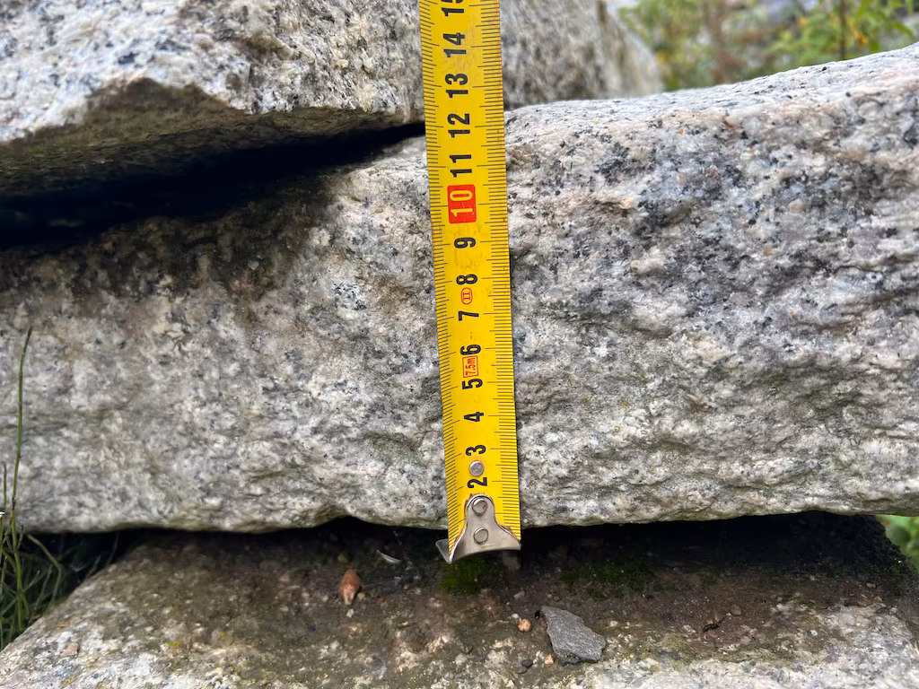 Historyczne krawężniki granitowe – masywne, surowo ciosane - obrazek 15