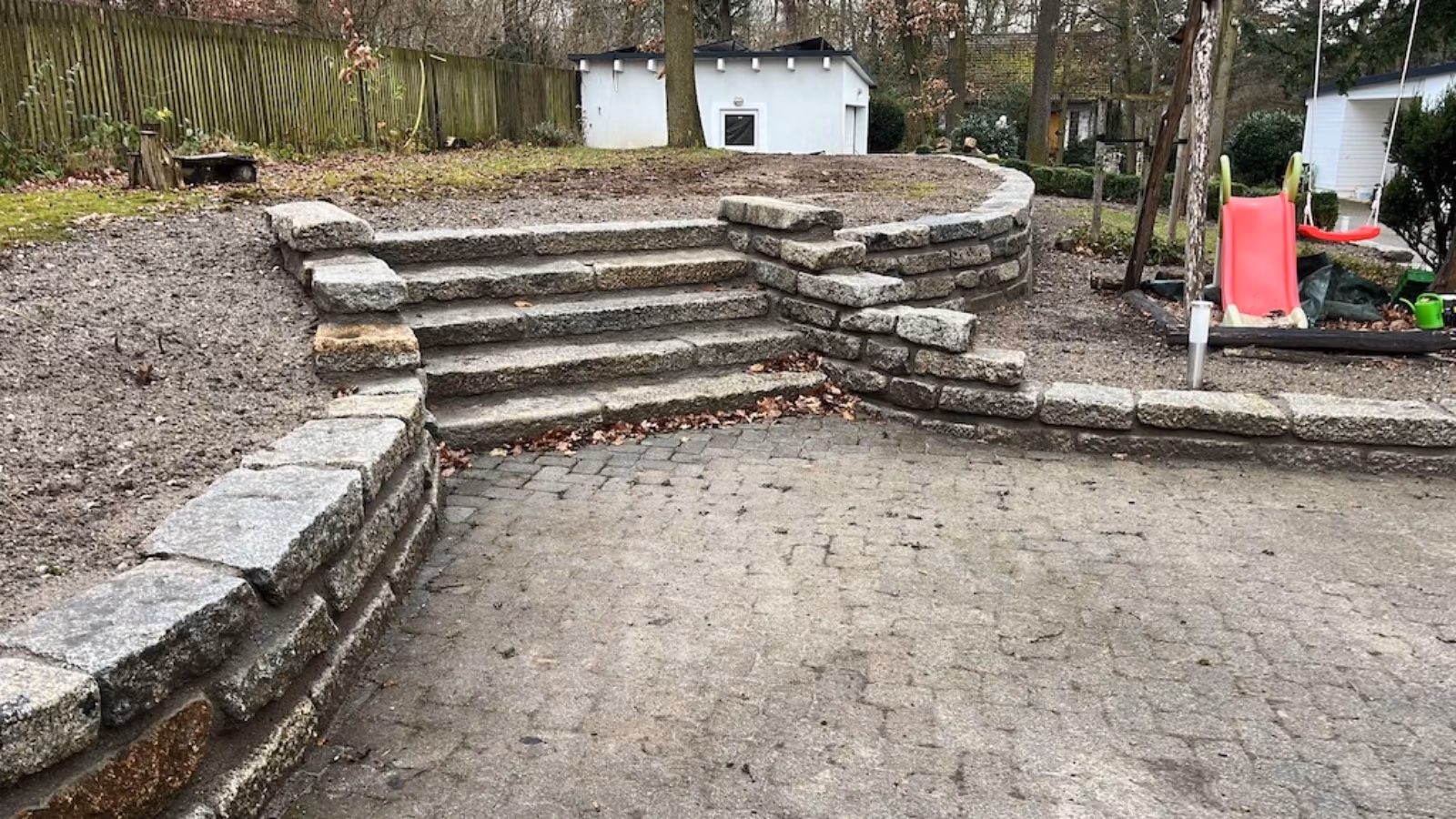 Historyczne krawężniki granitowe – masywne, surowo ciosane