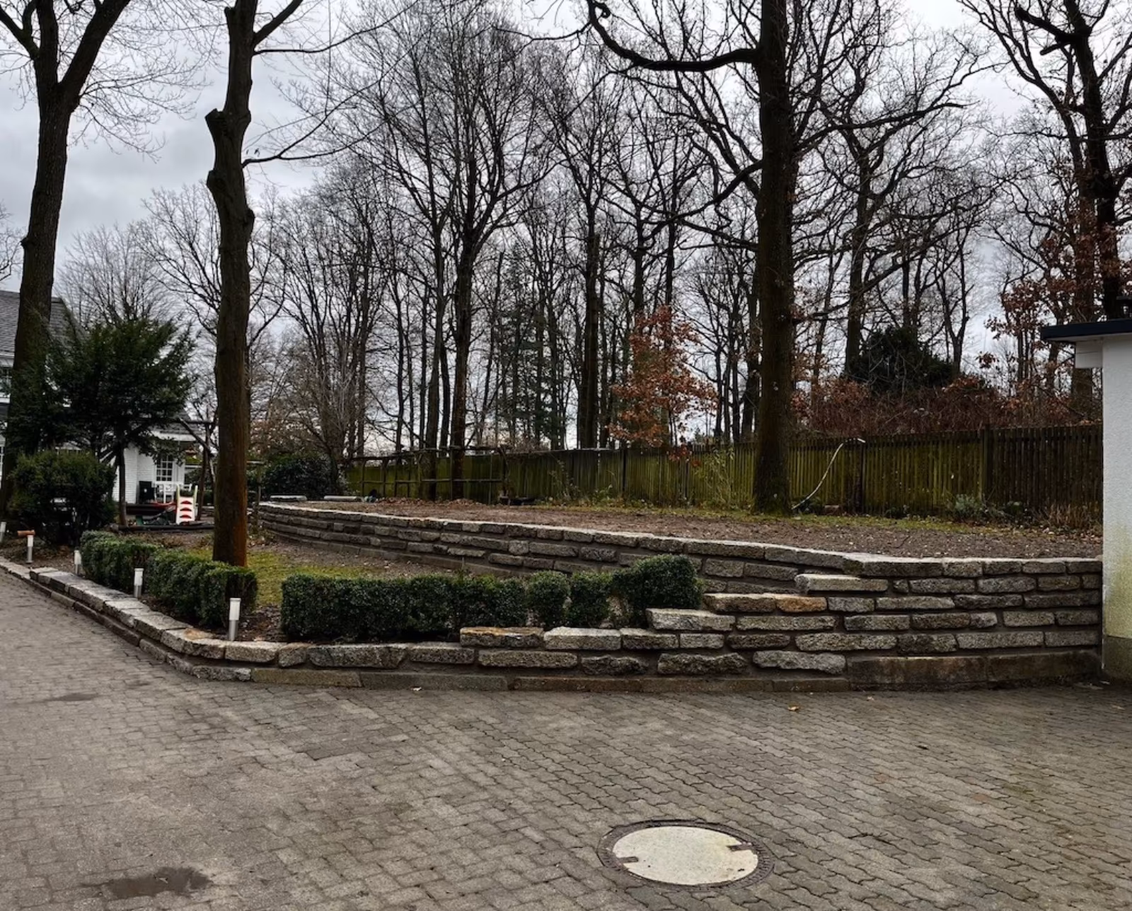 Historyczne krawężniki granitowe – masywne, surowo ciosane - obrazek 5