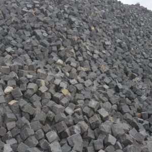 Antyczna kostka bazaltowa – nieregularna, ok. 15 × 15 × 15–20 cm