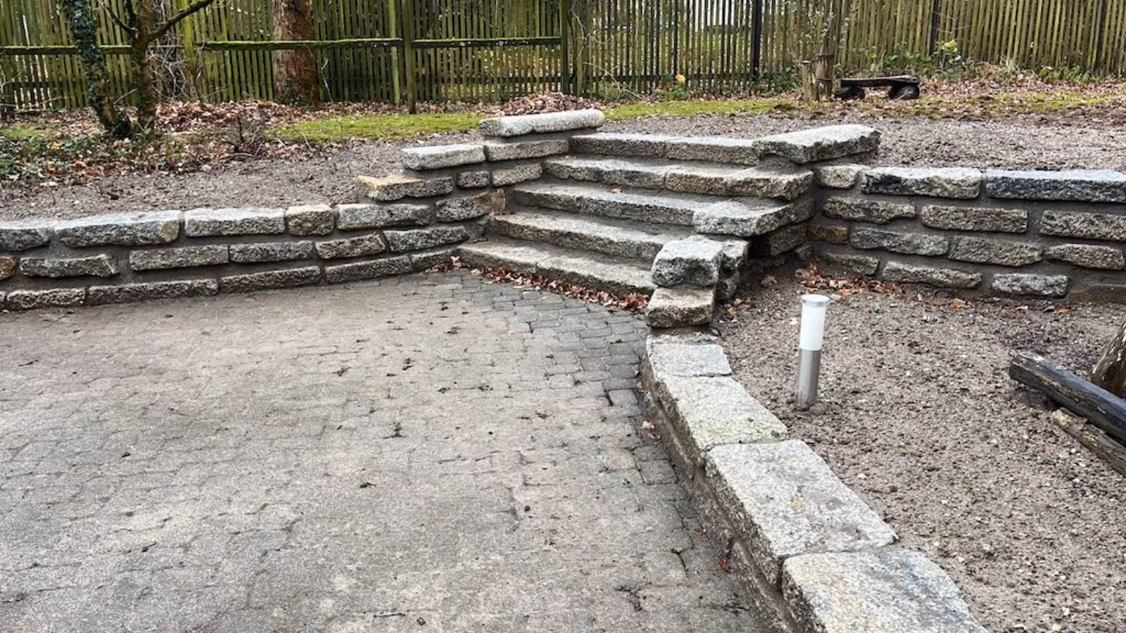 Historyczne krawężniki granitowe – masywne, surowo ciosane - obrazek 3