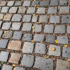 Antyczna kostka granitowa 18×18 cm – lico rządowe