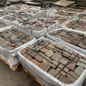 Historyczna kostka granitowa 15×20×3–5 cm