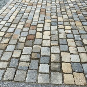 Antyczna kostka granitowa rzędowa format ok. 18 × 18 × 18–27 cm szaro-żółty granit