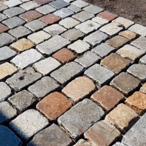 Antyczna kostka granitowa rzędowa 15×20 cm – granit kolorowy, wysokość 5–8 cm