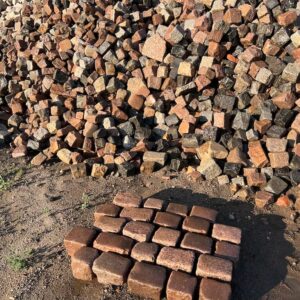 Antyczna kostka granitowa 15×15 cm – Altstadtpflaster głęboka czerwień-brąz