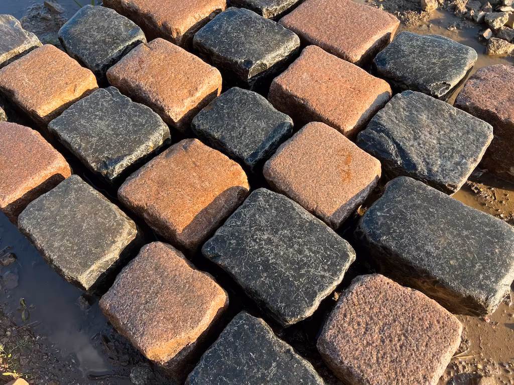 Antyczna kostka granitowa 16×16 cm – czerwono-czarna, Altstadtpflaster - obrazek 3