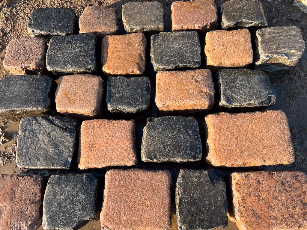 Antyczna kostka granitowa 16×16 cm – czerwono-czarna, Altstadtpflaster - obrazek 4