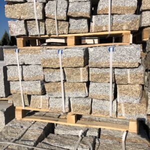 Granitowe kamienie murowe 20×20×40 cm szaro-żółto-rdzawe