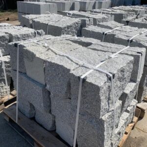 Granitowe kamienie murowe 25×25×50 cm – masywne bloki granitowe