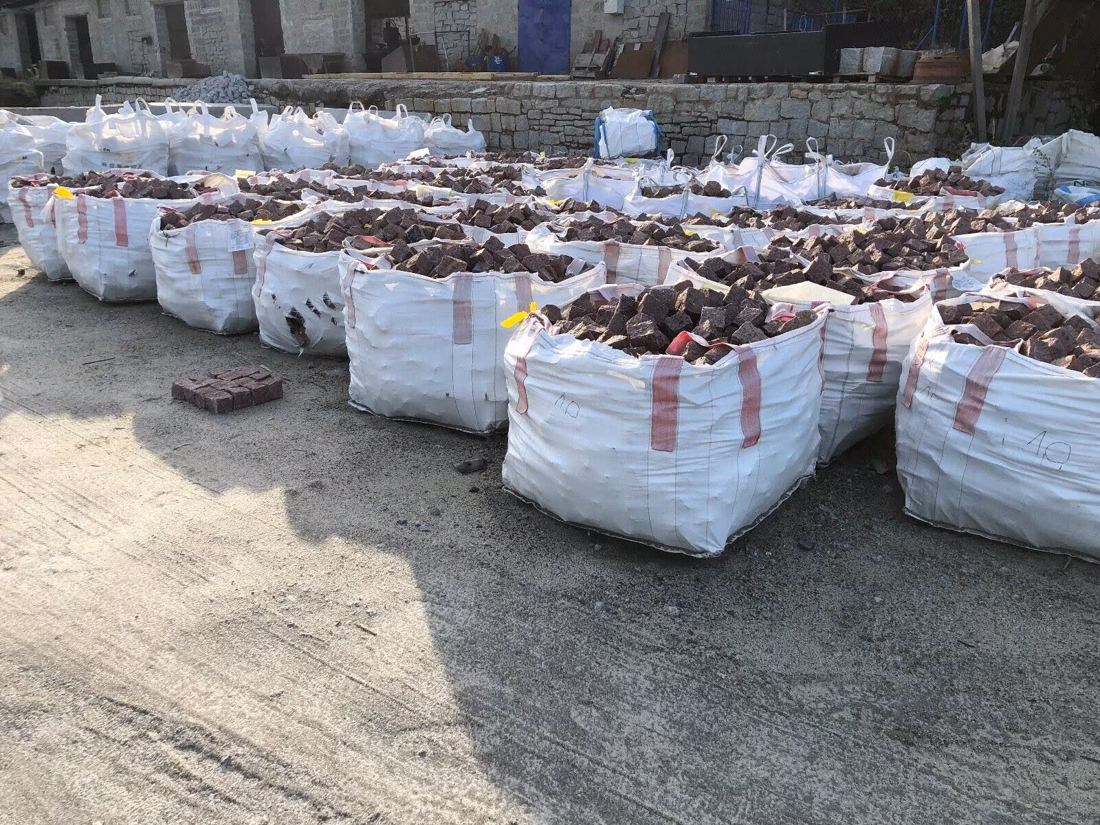 KOSTKA GRANITOWA CZERWONA SUROWO ŁUPANA - obrazek 4