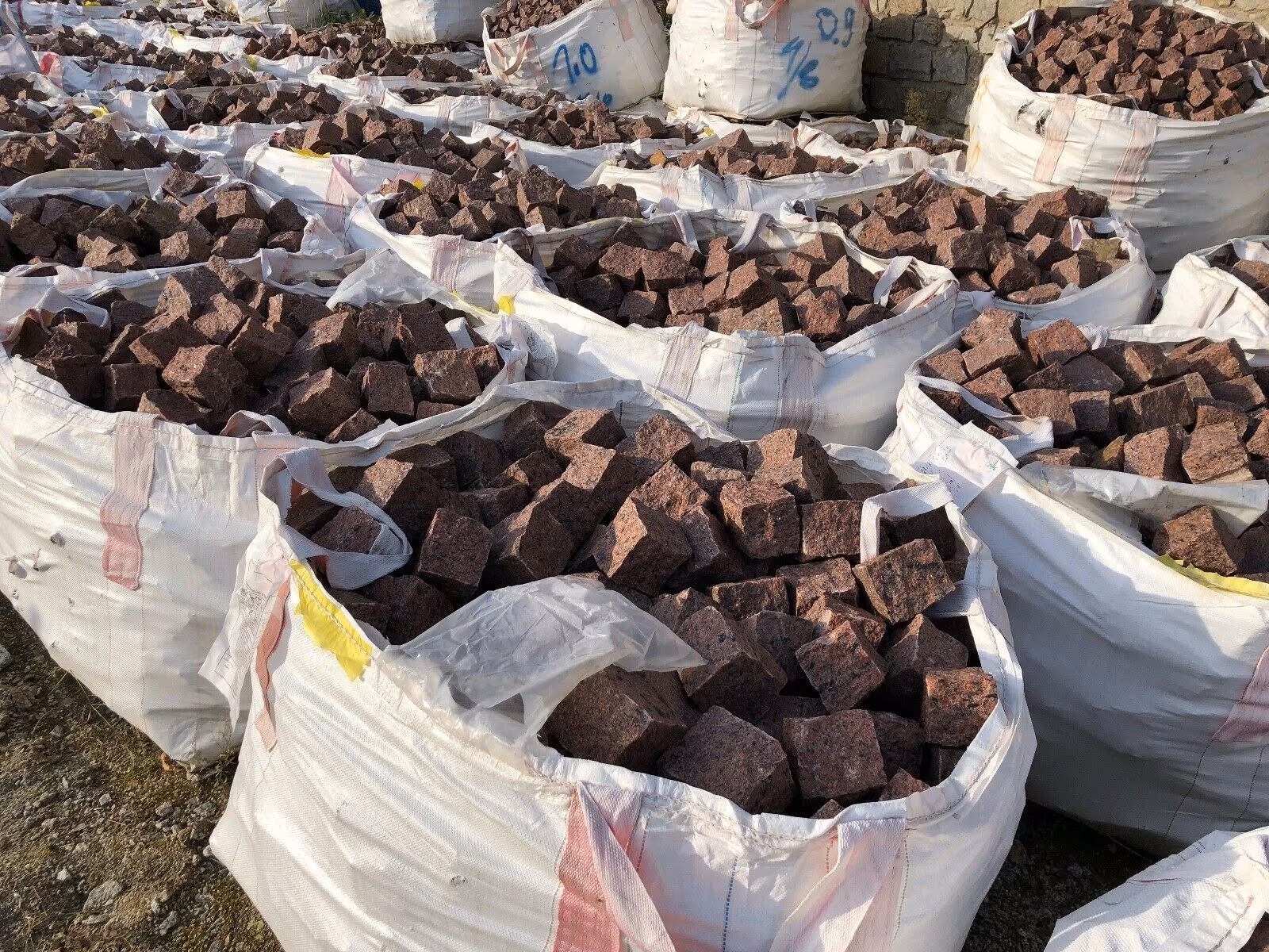 KOSTKA GRANITOWA CZERWONA SUROWO ŁUPANA - obrazek 3