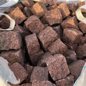 KOSTKA GRANITOWA CZERWONA SUROWO ŁUPANA