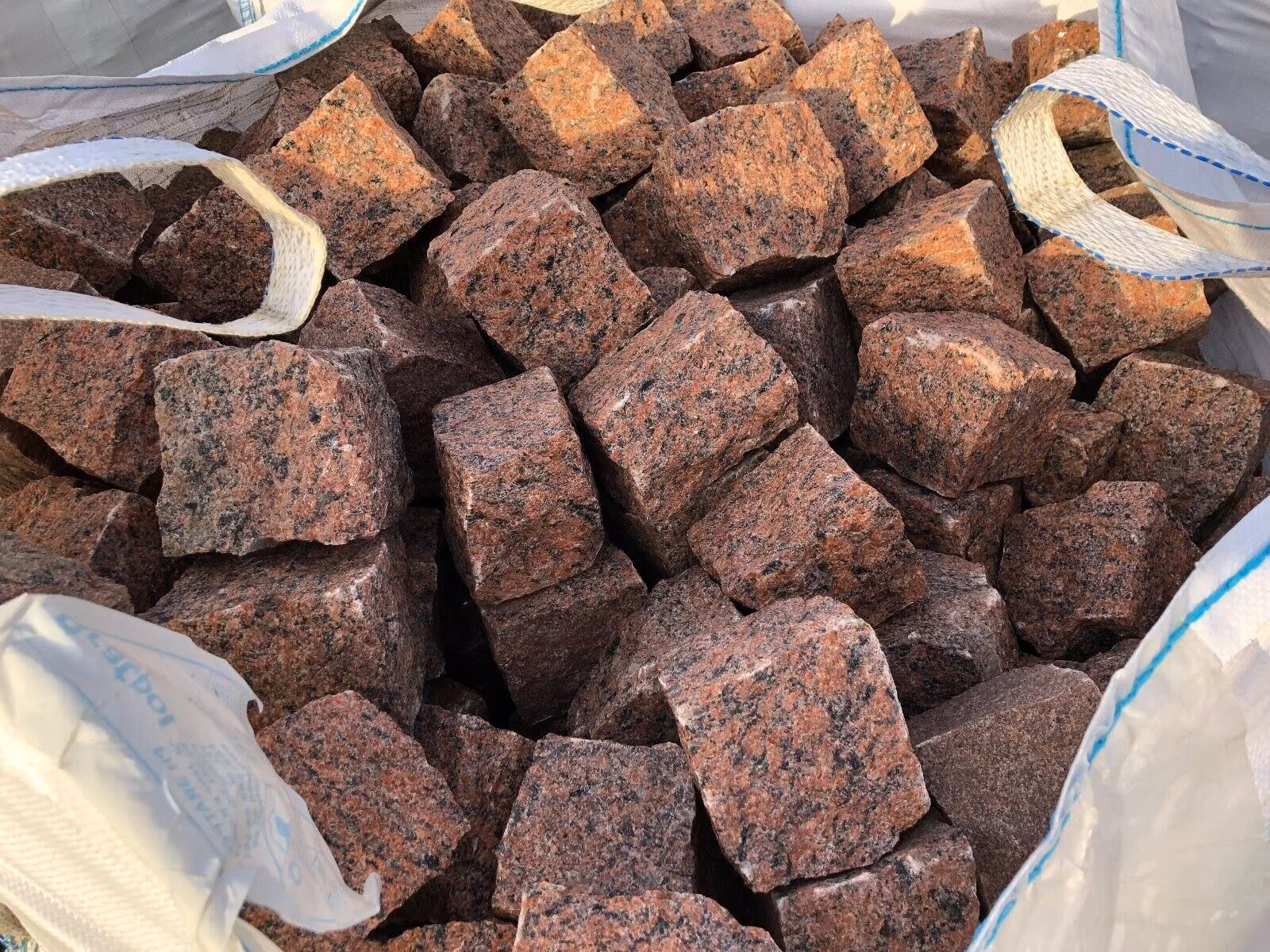 KOSTKA GRANITOWA CZERWONA SUROWO ŁUPANA