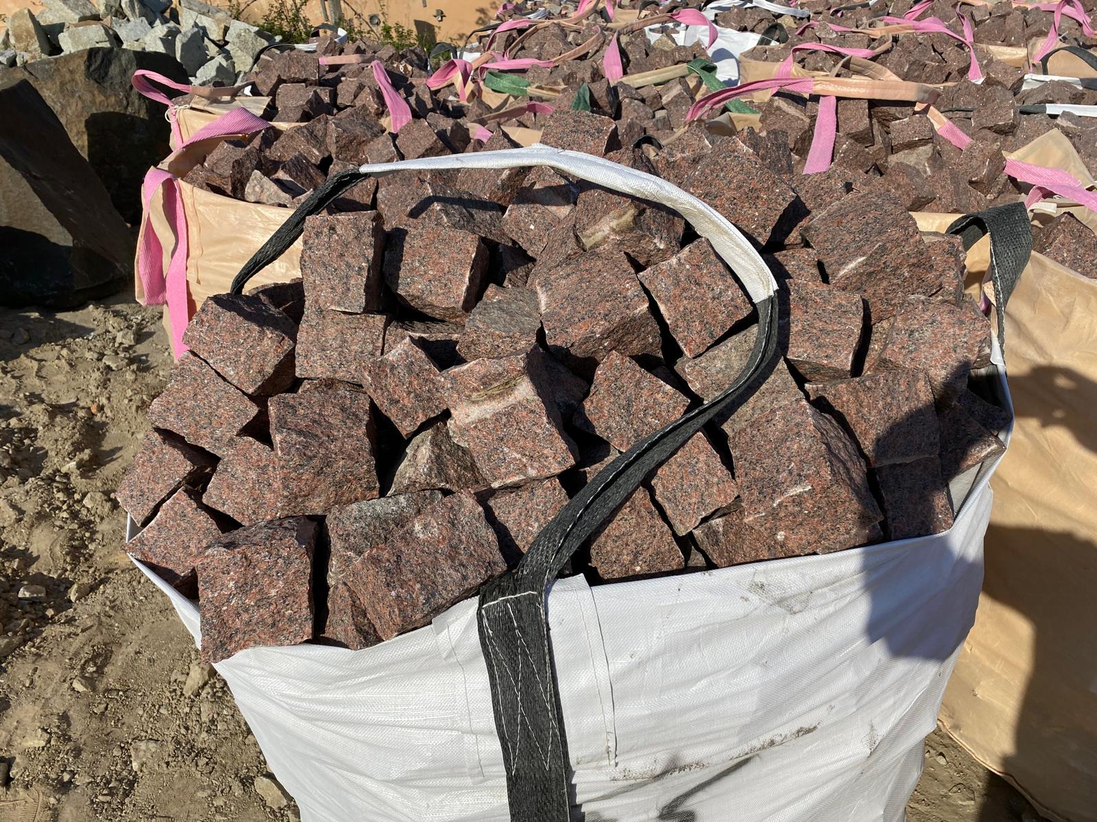 KOSTKA GRANITOWA CZERWONA SUROWO ŁUPANA - obrazek 14